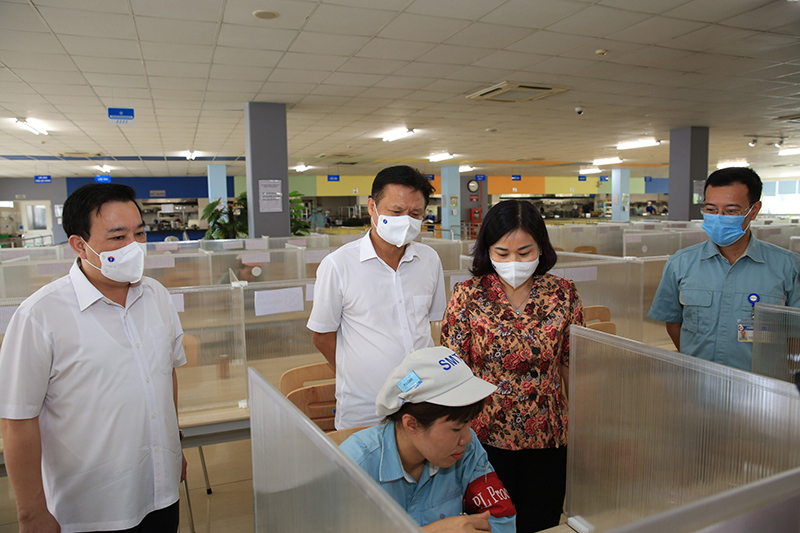 Phó Bí thư Thường trực Thành ủy Nguyễn Thị Tuyến: Mỗi công nhân phải trở thành một chiến sĩ để  đẩy lùi dịch bệnh - Ảnh 3