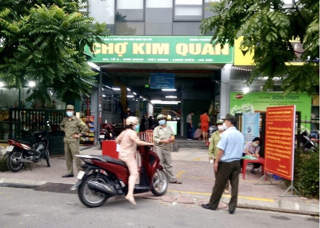 Long Biên: Người dân ủng hộ đi chợ bằng thẻ - Ảnh 5