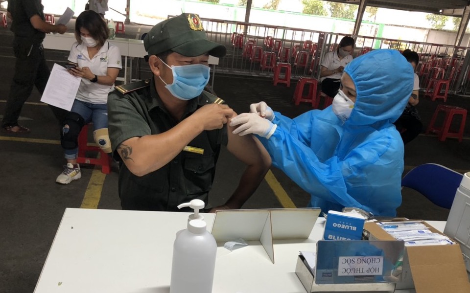 Kiên Giang: Hàng nghìn công nhân, người bán vé số được tiêm vaccine phòng Covid-19 - Ảnh 2