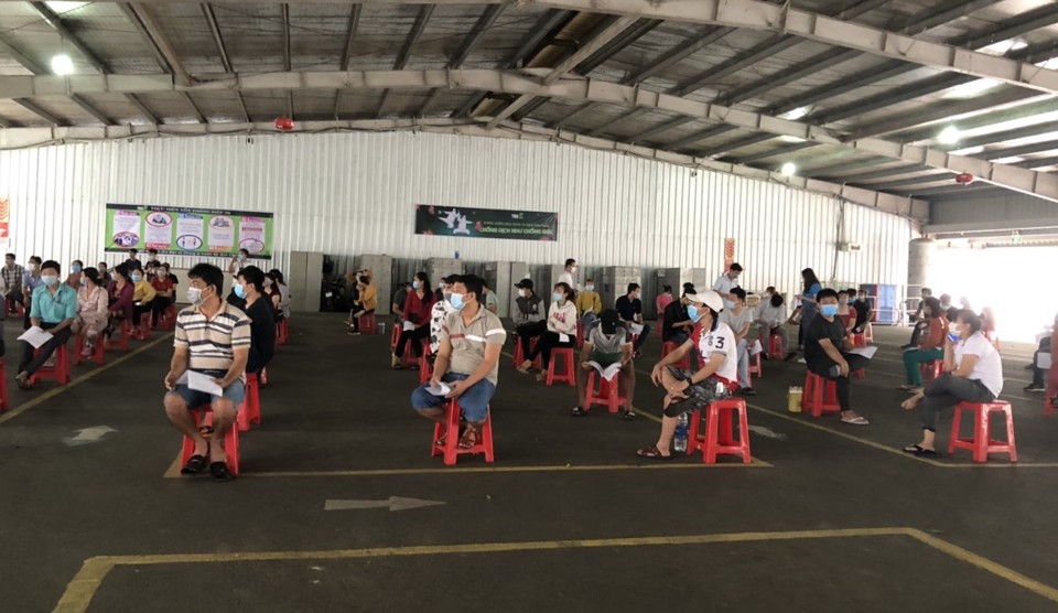 Kiên Giang: Hàng nghìn công nhân, người bán vé số được tiêm vaccine phòng Covid-19 - Ảnh 1
