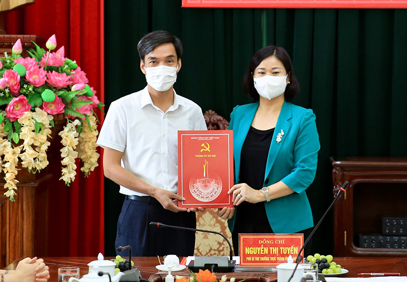 Phó Bí thư Thường trực Thành ủy Nguyễn Thị Tuyến trao các quyết định cán bộ tại Thị ủy Sơn Tây - Ảnh 2