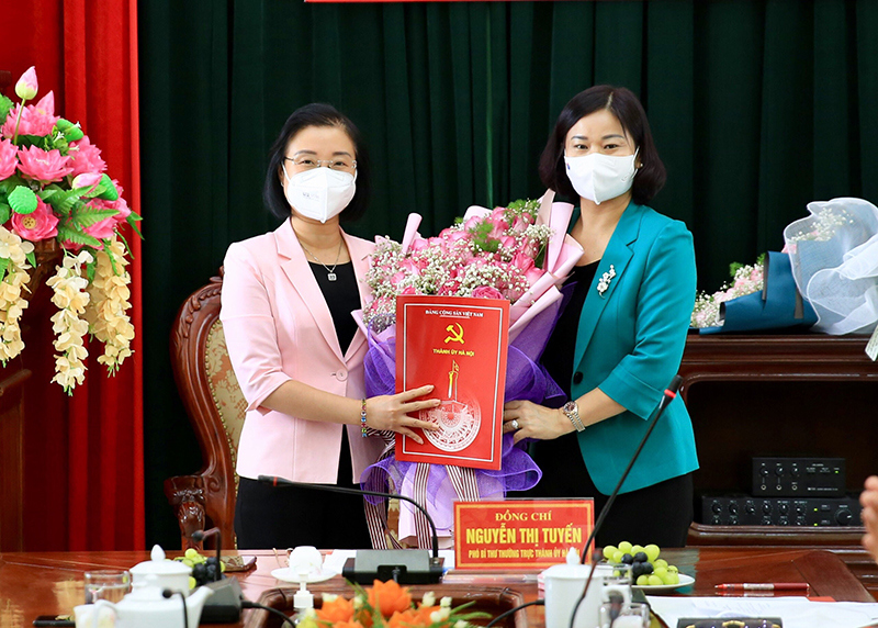 Phó Bí thư Thường trực Thành ủy Nguyễn Thị Tuyến trao các quyết định cán bộ tại Thị ủy Sơn Tây - Ảnh 1