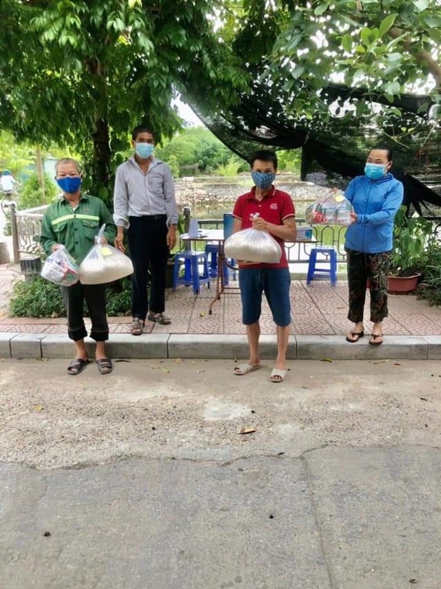 Quận Hà Đông: Phường Dương Nội tặng hơn 3 tấn gạo cho người lao động gặp khó khăn - Ảnh 2