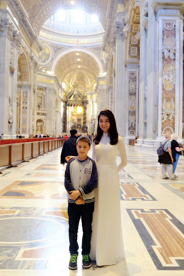 Á hậu Việt Nam diện áo dài tham quan Tòa thánh Vaticane - Ảnh 4
