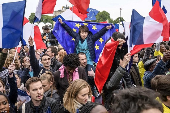 Nước Pháp ăn mừng trước chiến thắng của ông Macron - Ảnh 5