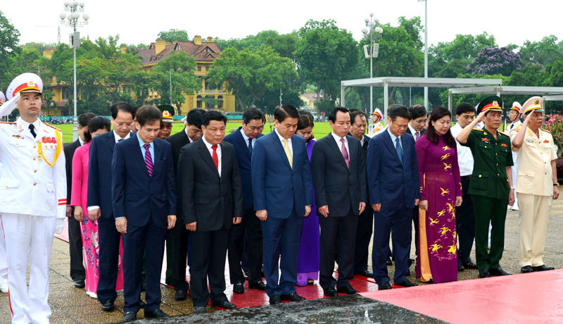 Lãnh đạo Đảng, Nhà nước, TP Hà Nội viếng Chủ tịch Hồ Chí Minh - Ảnh 3