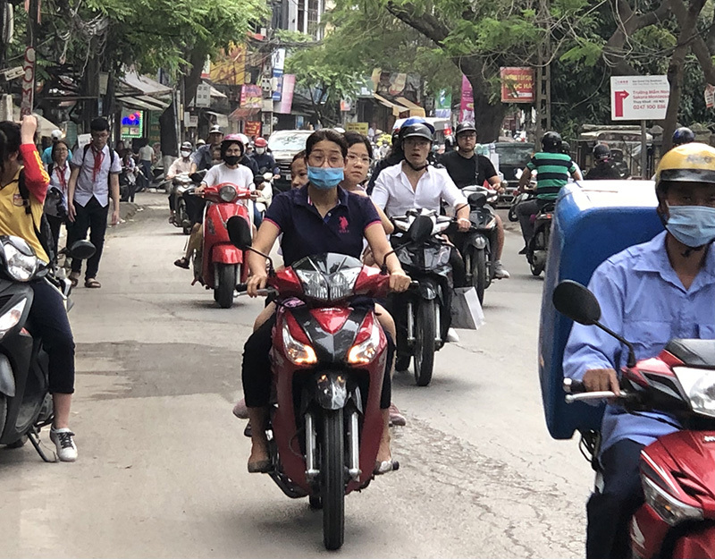 Hà Nội: Gia tăng tình trạng người tham gia giao thông không đội mũ bảo hiểm - Ảnh 6