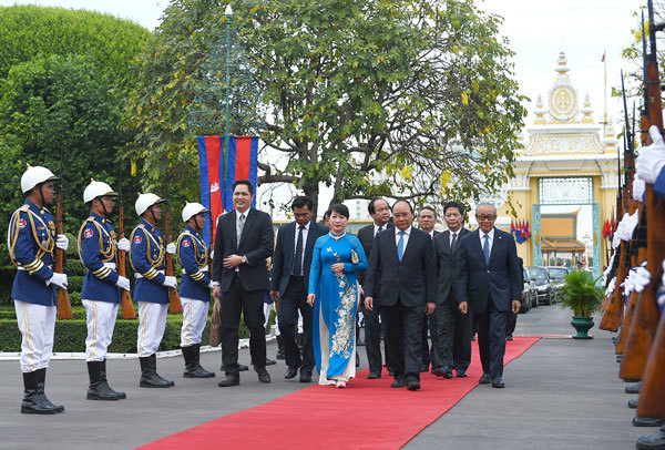 Thủ tướng Nguyễn Xuân Phúc chào Quốc vương Campuchia - Ảnh 1