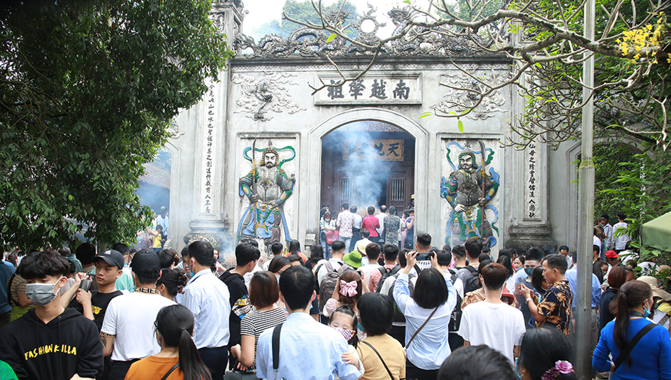 Hơn 30.000 lượt du khách hành hương về đền Hùng - Ảnh 1
