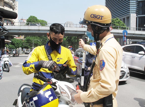 Cảnh sát giao thông tăng cường tuần tra kiểm soát trong kỳ nghỉ lễ 30/4 - 1/5 - Ảnh 1