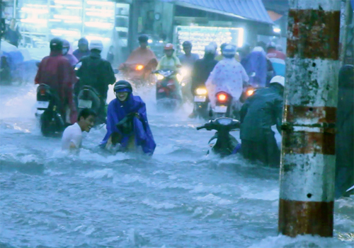 TP Hồ Chí Minh: Nước cuốn trôi xe máy trong cơn mưa kéo dài 2 giờ - Ảnh 1