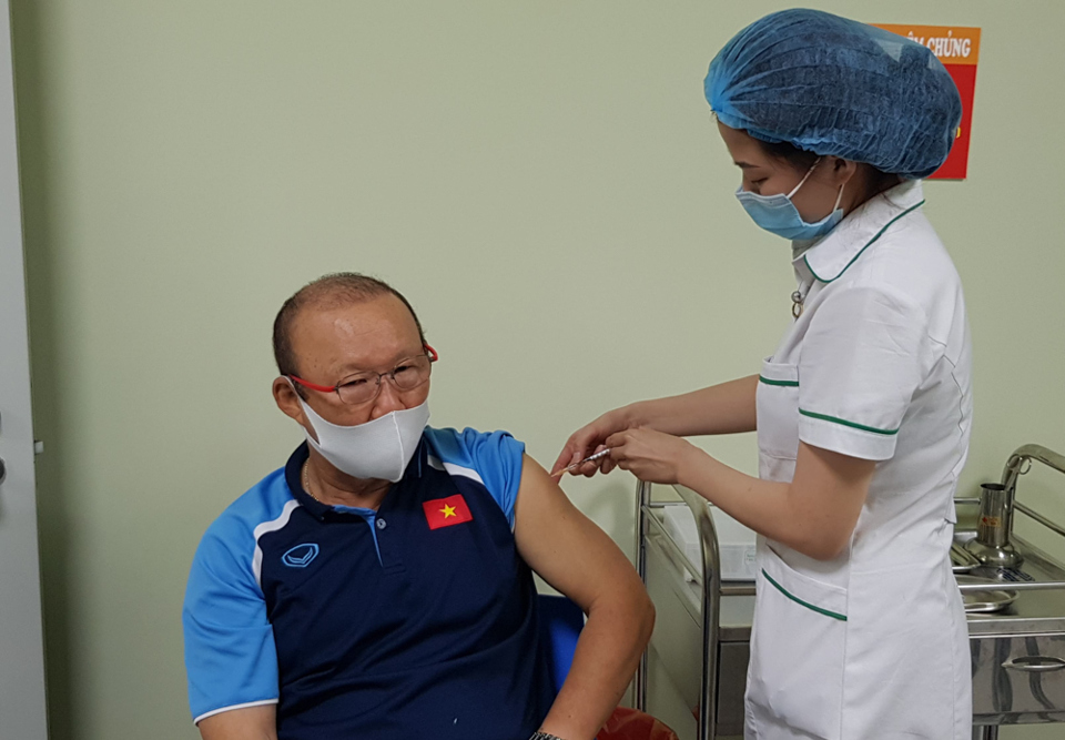 HLV Park Hang-seo và các trợ lý tiêm vaccine phòng Covid-19, chuẩn bị cho vòng loại World Cup - Ảnh 2