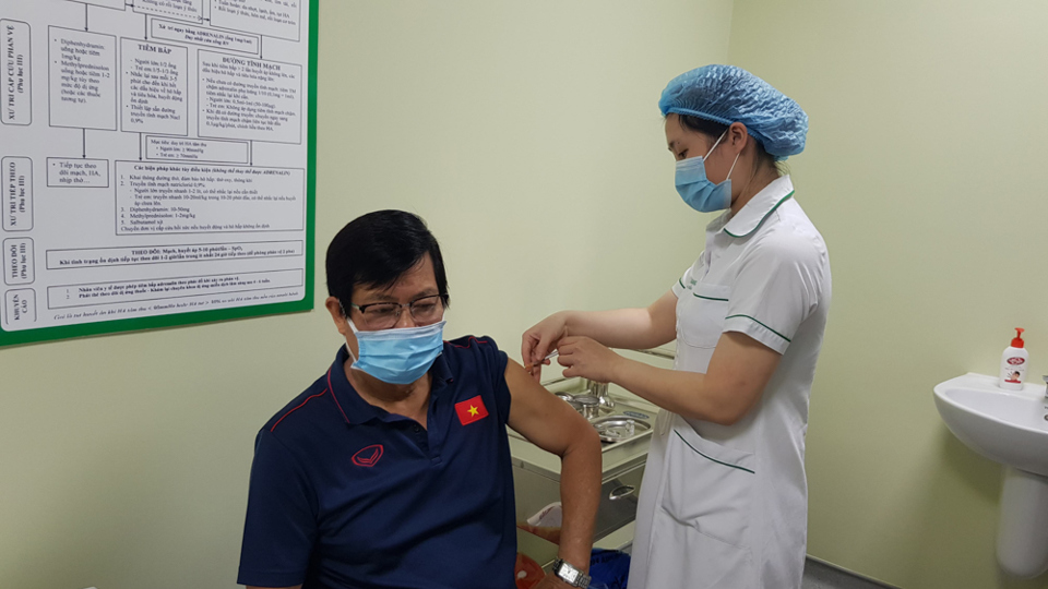 HLV Park Hang-seo và các trợ lý tiêm vaccine phòng Covid-19, chuẩn bị cho vòng loại World Cup - Ảnh 1