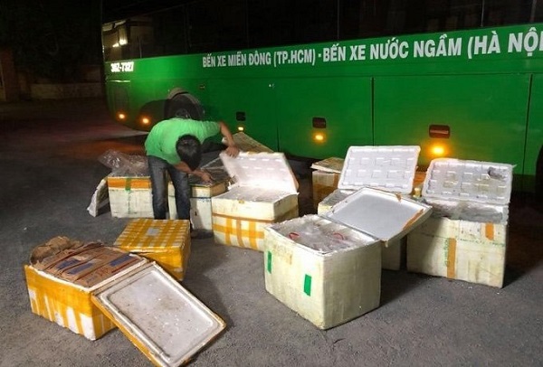 Nghệ An: Bắt giữ vụ vận chuyển gần 1 tấn thực phẩm bẩn bằng xe khách - Ảnh 1