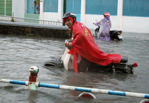TP Hồ Chí Minh: Nước cuốn trôi xe máy trong cơn mưa kéo dài 2 giờ - Ảnh 2