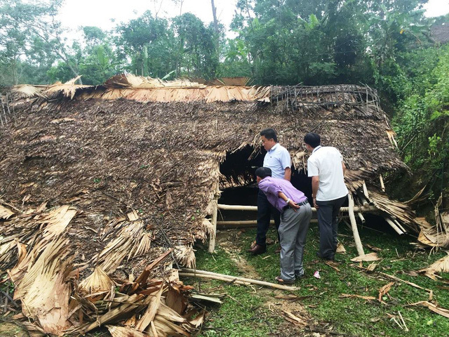 Nghệ An: Lốc lớn kèm mưa đá, nhà sập đè lên 3 mẹ con - Ảnh 6
