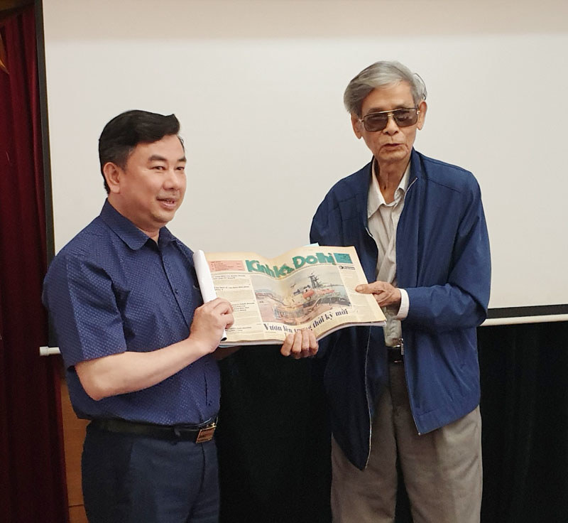 Nhà báo Nguyễn Tất Lộc tặng một số tư liệu quý cho báo Kinh tế & Đô thị - Ảnh 1