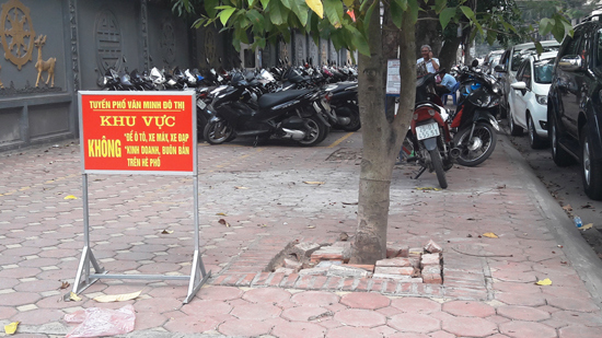 Cần xử lý nghiêm bãi xe “quây” cổng chùa Vân Hồ - Ảnh 1