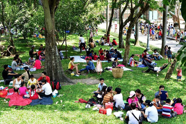 TP Hồ Chí Minh: Khu vui chơi, công viên đông nghịt khách tham quan - Ảnh 2