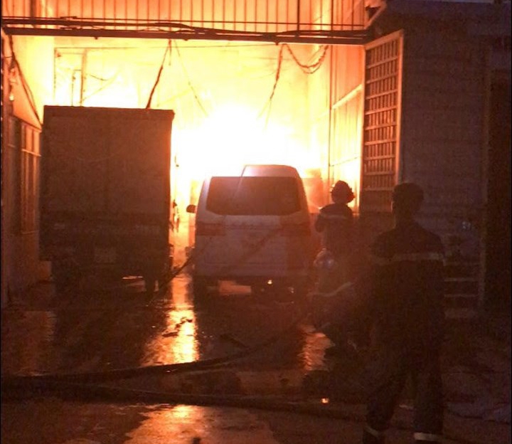 Hà Nội: Xưởng đồ gỗ bốc cháy dữ dội trong đêm khuya - Ảnh 2