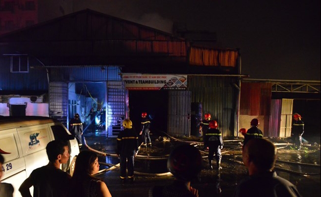 Hà Nội: Xưởng đồ gỗ bốc cháy dữ dội trong đêm khuya - Ảnh 3
