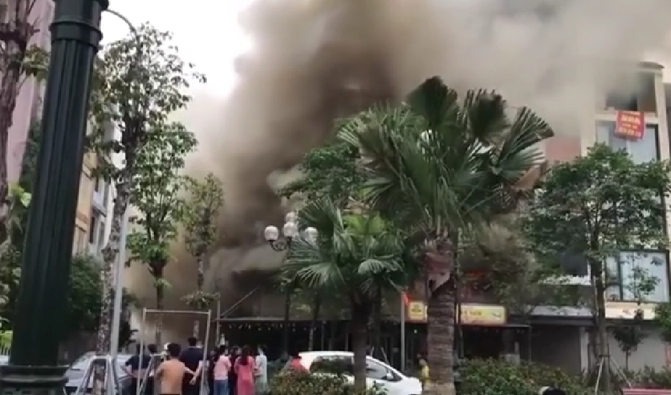 Hà Nội: Cháy lớn tại quán lẩu ở Đông Anh - Ảnh 1