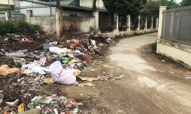 Tại phường Hà Cầu, quận Hà Đông: Rác, phế thải gây ô nhiễm môi trường ở nhiều nơi - Ảnh 2