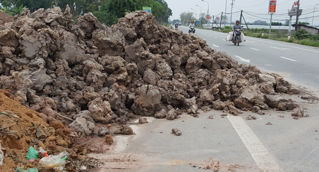 Mất an toàn giao thông trên tỉnh lộ 422 qua Yên Sở, huyện Hoài Đức - Ảnh 1