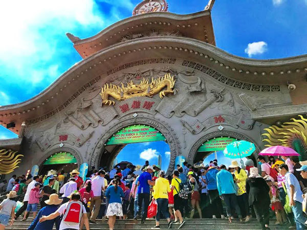 TP Hồ Chí Minh: Khu vui chơi, công viên đông nghịt khách tham quan - Ảnh 3