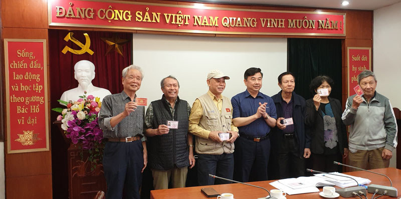 Nhà báo Nguyễn Tất Lộc tặng một số tư liệu quý cho báo Kinh tế & Đô thị - Ảnh 2