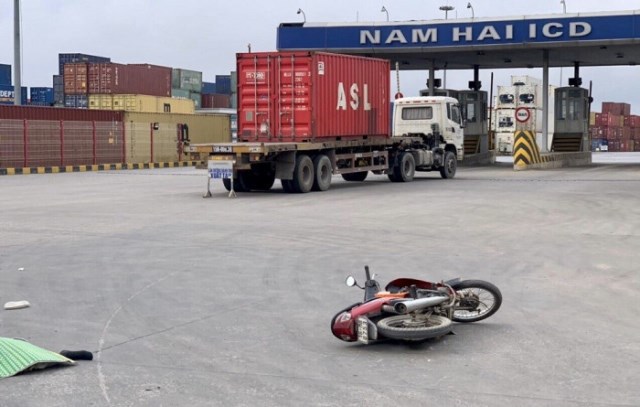 Tai nạn giao thông mới nhất hôm nay 15/4: Va chạm với xe container, tài xế xe máy tử vong - Ảnh 2