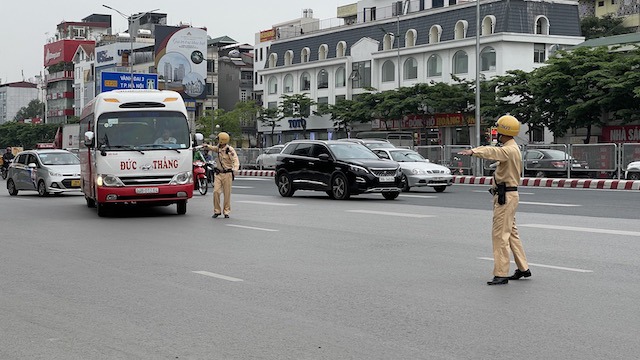 Hà Nội: Xe khách lao vào cảnh sát giao thông, tăng ga bỏ chạy - Ảnh 2
