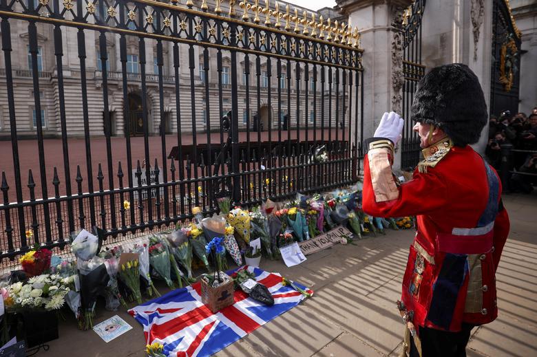 Xúc động hình ảnh người dân Anh nghẹn ngào tưởng nhớ Hoàng thân Philip - Ảnh 2