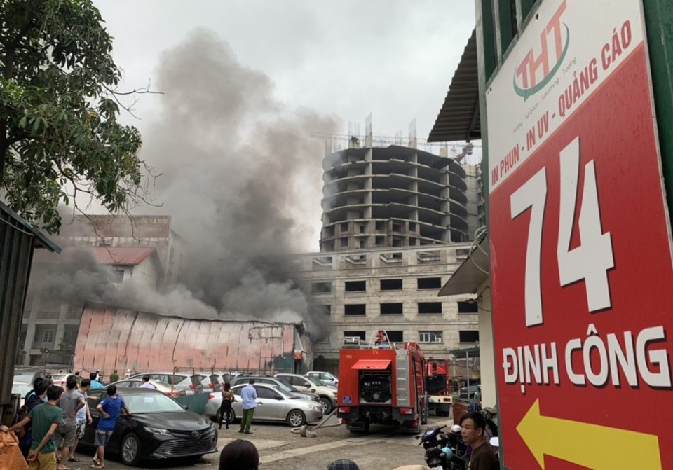 Hà Nội: Cháy lớn tại xưởng in trên phố Định Công - Ảnh 1