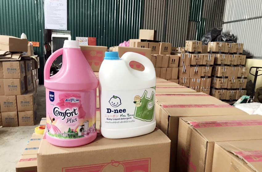 Hà Nội: Bắt quả tang cơ sở sản xuất nước giặt giả mạo nhãn hiệu D-nee, Comfort - Ảnh 2