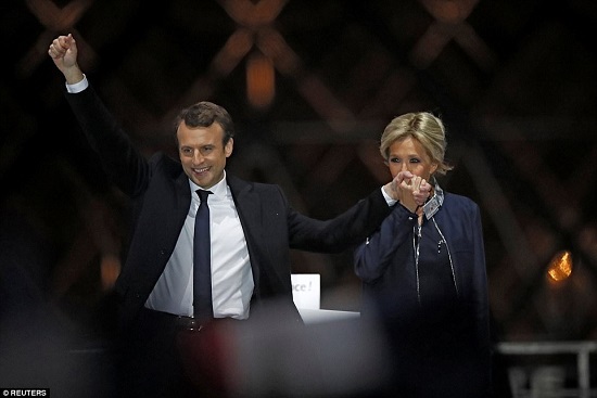 Nước Pháp ăn mừng trước chiến thắng của ông Macron - Ảnh 1