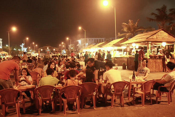 Chợ Quê phố biển đón hàng ngàn lượt khách trong hai ngày khai trương - Ảnh 1