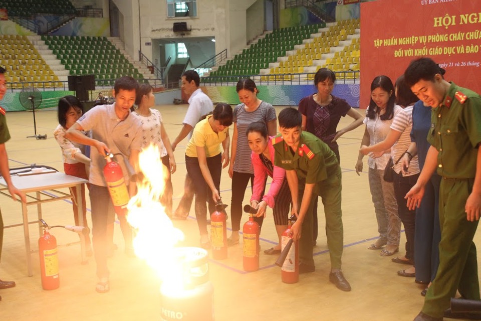 Hơn 2.000 giáo viên, học sinh được hướng dẫn xử lý tình huống cháy nổ - Ảnh 3