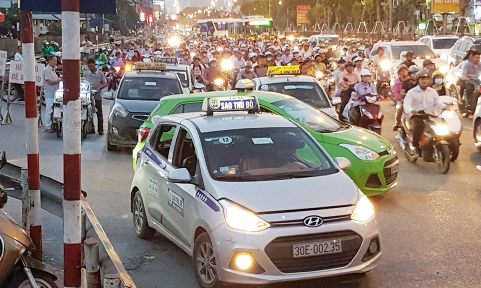 Taxi gây rối loạn giao thông trước cổng Bệnh viện Bạch Mai - Ảnh 1