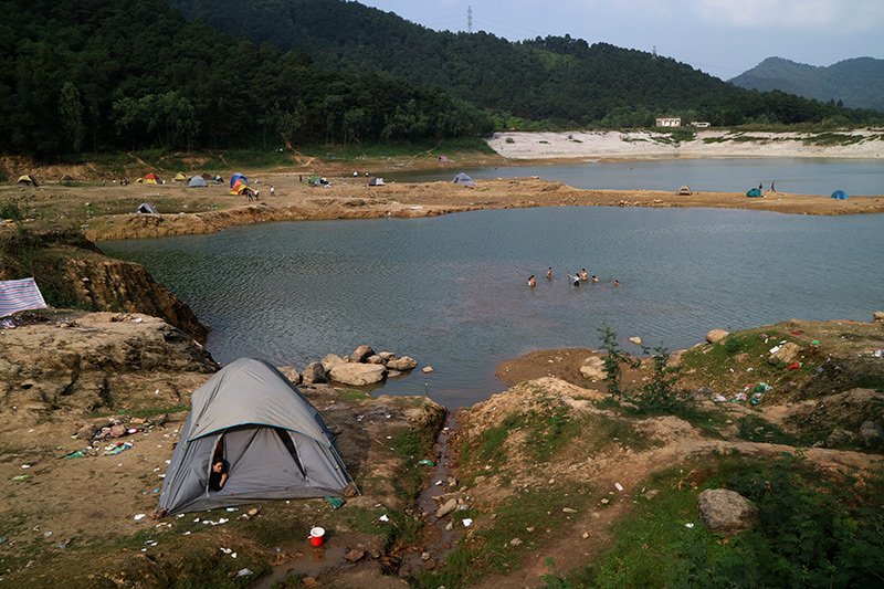 Hà Nội: Du khách hạ trại bên hồ Hàm Lợn ngập rác thải - Ảnh 1