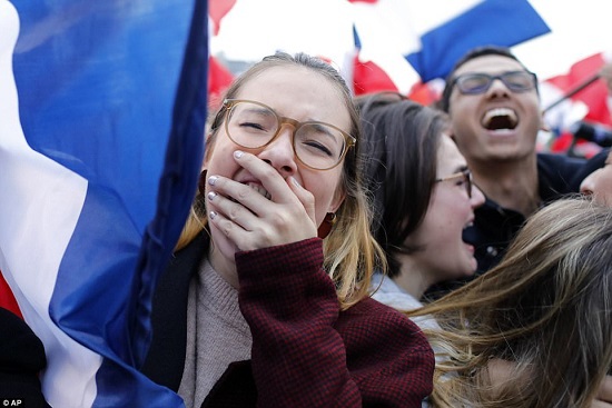 Nước Pháp ăn mừng trước chiến thắng của ông Macron - Ảnh 9