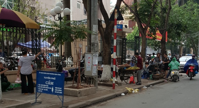 Nhức nhối vi phạm trật tự đô thị ở phường Định Công, quận Hoàng Mai - Ảnh 2