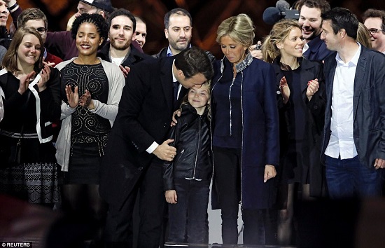 Nước Pháp ăn mừng trước chiến thắng của ông Macron - Ảnh 2