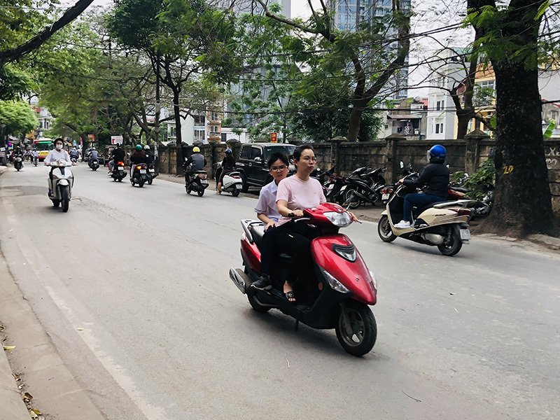 Hà Nội: Gia tăng tình trạng người tham gia giao thông không đội mũ bảo hiểm - Ảnh 7