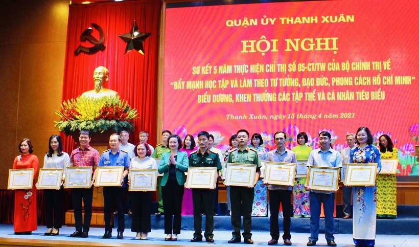 Quận Thanh Xuân khen thưởng 32 tập thể, cá nhân tiêu biểu trong thực hiện Chỉ thị 05-CT/TW - Ảnh 1