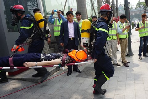 Giải cứu nhiều người trong "đám cháy" tại tòa nhà Lotte - Ảnh 3
