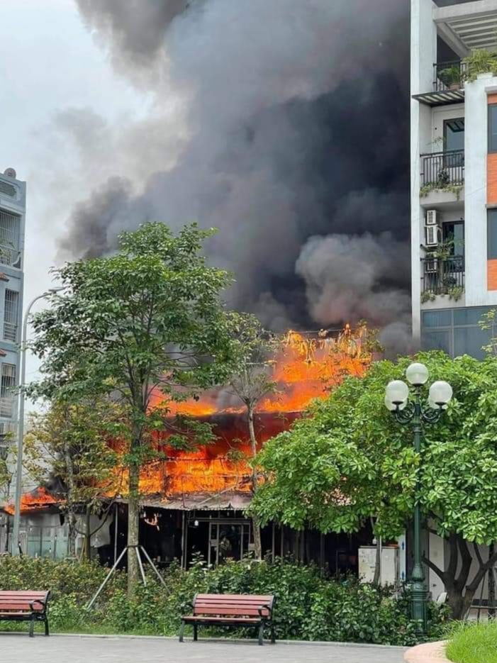 Hà Nội: Cháy lớn tại quán lẩu ở Đông Anh - Ảnh 3