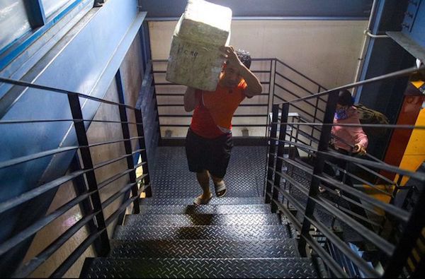 Yêu cầu lắp thêm thang máy ở nhà giữ xe Sân bay Tân Sơn Nhất - Ảnh 1
