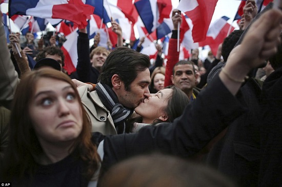 Nước Pháp ăn mừng trước chiến thắng của ông Macron - Ảnh 4