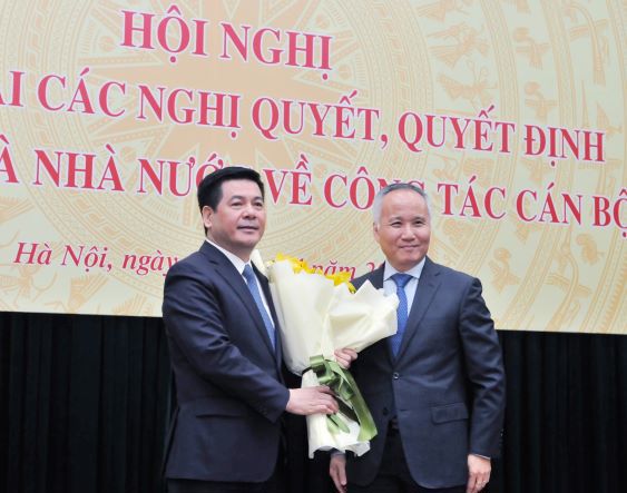 Tân Bộ trưởng Bộ Công Thương Nguyễn Hồng Diên chính thức nhận nhiệm vụ - Ảnh 2